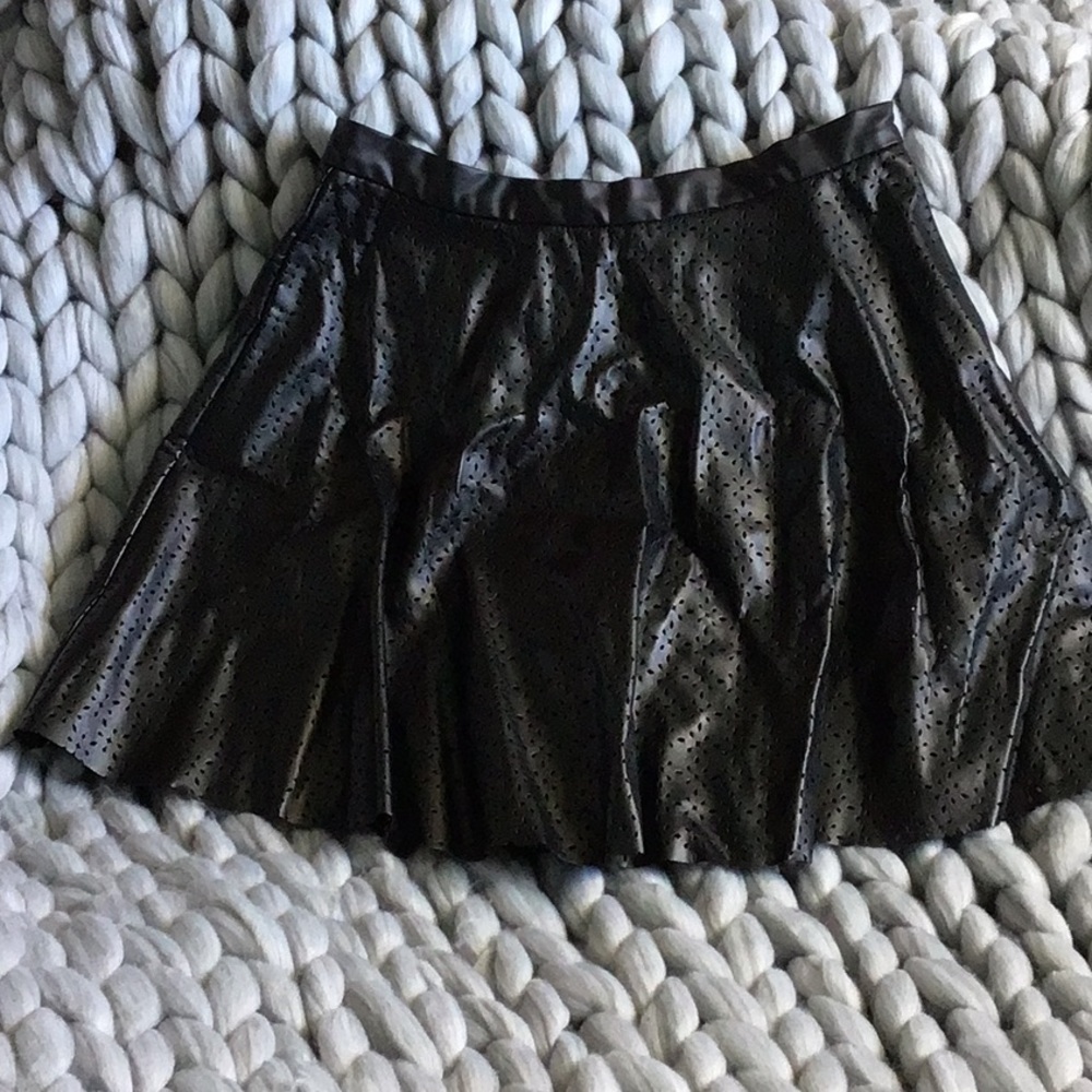 Size3 like new Olsenboye “leather” skirt HOT!